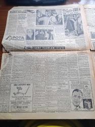 Hürriyet Gazetesi - 1 Mart 1956 - Bütçeyi Kabul Eden Meclis Tatile Girdi - 487 Mebustan 67 si Aleyhte Rey Verdi 1 i Müstenkif Kaldı - Pahalılıktan Müşteriler Azalınca Tenzilatlı Satışlar Ortaya Çıktı - Kadın Şarlo - Grace Kelly Ve Rita Gam Fotoğraf - Devlet Vekili Emin Kalafat'ın Açıklaması - Örfi İdare İstanbul'da 6 Haziran 1956 Tarihine Kadar Uzatıldı - Bir Genç Kız İhtirası Roman Pearl S. Buck Yazı Dizisi - Dedektif Nik'in Maceraları Çizgi Roman - Dünya Gazeteleri Ne Diyorlar - Eisenhower Başkanlık Adayı - Balık Fiyatını Balık Kurumu Yükseltiyor - Aşktan Kaçılmaz Aşk Ve Macera Romanı Çizen Faruk Geç - Napoli Bombası Sophia Loren Ve Dedikodulu Aşkları Yazan Bebek Tiergen Yazı Dizisi - Tarihin En Büyük Vurgunu 10 Milyon Nasıl Çalındı Yazan Joseph F. Dinneen Yazı Dizisi - Fenerbahçe Önümüzdeki İki Hafta İzmir'de İki Karşılaşma Yapacak - Türkler Albay Puşkaş'ı Türbesi Nefer Haline Soktu - Ordu Takımımız Almanya'da - Fatoş Çizgi Roman - Güngörmüşler Çizgi Roman - Gökler Hakimi Gordon