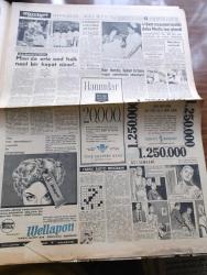 Hürriyet Gazetesi - 11 Aralık 1956 - Tekrar Silaha Sarılan Macarlar'ın Başına Yine General Maleter Geçti - Büyük Acımızın Üçüncü Yıldönümü Sedat Simavi'yi Üç Sene Evvel Bugün Kaybettik Fotoğraf - İngiltere NATO Toplantısına Yeni Teklifler İle Geliyor - Siyasal Bilgiler Fakültesi Dekanı Turhan Feyzioğlu İstifa Etti - Suriye'ye Gemilerle Gelen Rus Gemileri - Anarşi Yazan Şükrü Kaya - İlk Aşk Unutulmaz Yazan Frank Yerby Yazı Dizisi - Edebi Sohbetler Yazan Nihad Sami Banarlı - Dedektif Nik'in Maceraları Çizgi Roman - Muhalefet Radyodan Şikayetçi - Acı Senfoni Aşk Ve Macera Romanı Çizen Faruk Geç - Sen İstemeyinceye Kadar Aşk Ve Macera Romanı Yazan İhsan Koza Yazı Dizisi - Hollywood Faciaları - Fatoş Çizgi Roman - Güngörmüşler Çizgi Roman - Gökler Hakimi Gordon Çizgi Roman - Nilüfer Çizgi Roman - Melbourne Olimpiyatında Muvaffakiyetsizliğimizin İlk Mesulu Güreş Federasyonu - Fenerbahçe Galatasaray Bugün İdman Yapacaklar