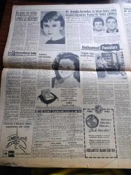 Hürriyet Gazetesi - 11 Aralık 1956 - Tekrar Silaha Sarılan Macarlar'ın Başına Yine General Maleter Geçti - Büyük Acımızın Üçüncü Yıldönümü Sedat Simavi'yi Üç Sene Evvel Bugün Kaybettik Fotoğraf - İngiltere NATO Toplantısına Yeni Teklifler İle Geliyor - Siyasal Bilgiler Fakültesi Dekanı Turhan Feyzioğlu İstifa Etti - Suriye'ye Gemilerle Gelen Rus Gemileri - Anarşi Yazan Şükrü Kaya - İlk Aşk Unutulmaz Yazan Frank Yerby Yazı Dizisi - Edebi Sohbetler Yazan Nihad Sami Banarlı - Dedektif Nik'in Maceraları Çizgi Roman - Muhalefet Radyodan Şikayetçi - Acı Senfoni Aşk Ve Macera Romanı Çizen Faruk Geç - Sen İstemeyinceye Kadar Aşk Ve Macera Romanı Yazan İhsan Koza Yazı Dizisi - Hollywood Faciaları - Fatoş Çizgi Roman - Güngörmüşler Çizgi Roman - Gökler Hakimi Gordon Çizgi Roman - Nilüfer Çizgi Roman - Melbourne Olimpiyatında Muvaffakiyetsizliğimizin İlk Mesulu Güreş Federasyonu - Fenerbahçe Galatasaray Bugün İdman Yapacaklar