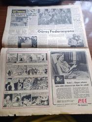 Hürriyet Gazetesi - 11 Aralık 1956 - Tekrar Silaha Sarılan Macarlar'ın Başına Yine General Maleter Geçti - Büyük Acımızın Üçüncü Yıldönümü Sedat Simavi'yi Üç Sene Evvel Bugün Kaybettik Fotoğraf - İngiltere NATO Toplantısına Yeni Teklifler İle Geliyor - Siyasal Bilgiler Fakültesi Dekanı Turhan Feyzioğlu İstifa Etti - Suriye'ye Gemilerle Gelen Rus Gemileri - Anarşi Yazan Şükrü Kaya - İlk Aşk Unutulmaz Yazan Frank Yerby Yazı Dizisi - Edebi Sohbetler Yazan Nihad Sami Banarlı - Dedektif Nik'in Maceraları Çizgi Roman - Muhalefet Radyodan Şikayetçi - Acı Senfoni Aşk Ve Macera Romanı Çizen Faruk Geç - Sen İstemeyinceye Kadar Aşk Ve Macera Romanı Yazan İhsan Koza Yazı Dizisi - Hollywood Faciaları - Fatoş Çizgi Roman - Güngörmüşler Çizgi Roman - Gökler Hakimi Gordon Çizgi Roman - Nilüfer Çizgi Roman - Melbourne Olimpiyatında Muvaffakiyetsizliğimizin İlk Mesulu Güreş Federasyonu - Fenerbahçe Galatasaray Bugün İdman Yapacaklar