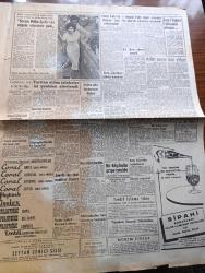 Hürriyet Gazetesi - 21 Ocak 1958 - 250 Bin Ton Buğday 60 Bin Ton Pamuk Yağı İthal Edilecek - Şemi Ergin'in İstifasının Akisleri - Demokrat Parti'lilerin Şükran Yemeğinde Başvekil Adnan Menderes Konuşma Yaptı - Fatin Rüştü Zorlu Kıbrıs İçin Üni Plan Hazırlandığına İnanmıyor - Aslan Payını Alan Vilayet Eskişehir - Pekin'den Mektup Aşk Ve Macera Romanı Çizen Pearl S. Buck Yazı Dizisi - Dedektif Nik'in Maceraları Çizgi Roman - Brigitte Bardot Anlatıyor Hayatım ve Aşklarım Yazan Brigitte Bardot Yazı Dizisi - Üçüncü Dünya Harbi Nasıl Başlayıp Nasıl Bitecek Yazan Edwin E. Dwinger Yazı Dizisi - Özlediğim Aşk Ve Macera Romanı Yazan Bedia Altınay Yazı Dizisi - Turgut Reis Yazan Feridun Fazıl Tülbentçi Yazı Dizisi - Esrarlı Kadın Aşk Ve Macera Romanı Çizen Faruk Geç - Petrol Hattı İçin Türkiye İran Anlaşmazlığı - Kopenhag Takımı İkinci Profesyonel Lig Muhtelif için İle Bugün Karşılaşıyor - Basketbolda Haftanın En Mühim Maçı Fenerbahçe Modaspor İle Yapacak - İstanbul'da İnşa Edilecek 100.000 Stad