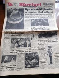 Hürriyet Gazetesi - 26 Aralık 1959 - Piyasada Eksikliği Çekilen Ev Eşyaları İthal Edilecek - Atıf Topaloğlu Dün CHP'den İstifa Etti - Avrupa Pazarı Mevzuunda Çeşitli Görüş Ve Temenniler - Kimse Mecmuası Aleyhine 2 Yeni Tahkikat Açıldı - Brigitte Bardot Yeni Bir Şeki Verecek - Beni Bırakma Aşk Romanı Yazan Harold Robbins Yazı Dizisi - Trafik Kontrolü Sabaha Kaşar Devam Edecek - Dedektif Nik'in Maceraları Çizgi Roman - Turkuaz Gazinosu Programı - İstanbul'da Bugün Sinema Tiyatro Programı - Dünyanın En Kudretli İstihbarat Servislerini İdare Eden Adam Allen Dulles - Sinema Karaborsacılarının 3 Aylık Karı 630 Bin Lira - Yolumuz Ayrılıyor Aşk Ve Macera Romanı Çizen Faruk Geç - Dosyamdaki Hollywood Yazan Jerry Giesler Yazı Dizisi - Yılların Ardından Yazan Muazzez Tahsin Berkand Yazı Dizisi - Belinda Lee İle Philippo Kesiminin Gürültülü Aşk Macerası Sona Erdi - Fenerbahçe Bugün  Saat 18.10 da Yurda Dönüyor - Namağlup Beşiktaş Bugün Gençlerbirliği İle Oynuyor - Fatoş Çizgi Roman - Güngörmüşler