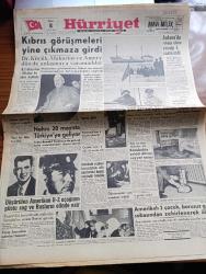 Hürriyet Gazetesi - 8 Mayıs 1960 - Kıbrıs Görüşmeleri Yine Çıkmaza Girdi - Batı Trakya'dan İlticalar  Bir Akın Halinde -  Lale Arabası Rotterdam'da - Nehru 20 Mayıs'ta Türkiye'ye Geliyor - Ankara'da Sokağa Çıkma Yasağı 3 Saate İndi - Fatin Rüştü Zorlu Elçiler İle Görüştü - De Gaulle İngiliz Yıldızı Sabrina'yı Reddetti - 5 Manken Fransa'da -Düşürülen Amerikan U 2  Uçağının Pilotu Sağ Ve Rusların Elinde Esir - İsimsiz Kadın Aşk Ve His Romanı Yazan Theresa Drake Yazı Dizisi - Dedektif Nik'in Maceraları Çizgi Roman - Brigitte Bardot'nun Kocası Çok Kıskanç Çıktı - Kalp Aldanmaz Aşk Ve Macera Romanı Çizen Faruk Geç - Allah Çocukları Unuttu Yazan Oya Baydar Yazı Dizisi - Hürrem Sultan Yazan Feridun Fazıl Tülbentçi Yazı Dizisi - Fenerbahçe Bugün Bursa'da Akınspor İle Karşılaşıyor - Beşiktaş Adapazarı'nda Yıldırımspor'la Oynuyor - Wolverhampton Blackburn'u 3 0 Yenip Federasyon Kupasını Kazandı - Avrupa Halter Şampiyonasında Halter Milli Takımımız Elimine Oldu - Feriköy Avrupa Turnesine Çıkacak