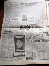 Hürriyet Gazetesi - 8 Mayıs 1960 - Kıbrıs Görüşmeleri Yine Çıkmaza Girdi - Batı Trakya'dan İlticalar  Bir Akın Halinde -  Lale Arabası Rotterdam'da - Nehru 20 Mayıs'ta Türkiye'ye Geliyor - Ankara'da Sokağa Çıkma Yasağı 3 Saate İndi - Fatin Rüştü Zorlu Elçiler İle Görüştü - De Gaulle İngiliz Yıldızı Sabrina'yı Reddetti - 5 Manken Fransa'da -Düşürülen Amerikan U 2  Uçağının Pilotu Sağ Ve Rusların Elinde Esir - İsimsiz Kadın Aşk Ve His Romanı Yazan Theresa Drake Yazı Dizisi - Dedektif Nik'in Maceraları Çizgi Roman - Brigitte Bardot'nun Kocası Çok Kıskanç Çıktı - Kalp Aldanmaz Aşk Ve Macera Romanı Çizen Faruk Geç - Allah Çocukları Unuttu Yazan Oya Baydar Yazı Dizisi - Hürrem Sultan Yazan Feridun Fazıl Tülbentçi Yazı Dizisi - Fenerbahçe Bugün Bursa'da Akınspor İle Karşılaşıyor - Beşiktaş Adapazarı'nda Yıldırımspor'la Oynuyor - Wolverhampton Blackburn'u 3 0 Yenip Federasyon Kupasını Kazandı - Avrupa Halter Şampiyonasında Halter Milli Takımımız Elimine Oldu - Feriköy Avrupa Turnesine Çıkacak