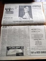 Hürriyet Gazetesi - 8 Mayıs 1960 - Kıbrıs Görüşmeleri Yine Çıkmaza Girdi - Batı Trakya'dan İlticalar  Bir Akın Halinde -  Lale Arabası Rotterdam'da - Nehru 20 Mayıs'ta Türkiye'ye Geliyor - Ankara'da Sokağa Çıkma Yasağı 3 Saate İndi - Fatin Rüştü Zorlu Elçiler İle Görüştü - De Gaulle İngiliz Yıldızı Sabrina'yı Reddetti - 5 Manken Fransa'da -Düşürülen Amerikan U 2  Uçağının Pilotu Sağ Ve Rusların Elinde Esir - İsimsiz Kadın Aşk Ve His Romanı Yazan Theresa Drake Yazı Dizisi - Dedektif Nik'in Maceraları Çizgi Roman - Brigitte Bardot'nun Kocası Çok Kıskanç Çıktı - Kalp Aldanmaz Aşk Ve Macera Romanı Çizen Faruk Geç - Allah Çocukları Unuttu Yazan Oya Baydar Yazı Dizisi - Hürrem Sultan Yazan Feridun Fazıl Tülbentçi Yazı Dizisi - Fenerbahçe Bugün Bursa'da Akınspor İle Karşılaşıyor - Beşiktaş Adapazarı'nda Yıldırımspor'la Oynuyor - Wolverhampton Blackburn'u 3 0 Yenip Federasyon Kupasını Kazandı - Avrupa Halter Şampiyonasında Halter Milli Takımımız Elimine Oldu - Feriköy Avrupa Turnesine Çıkacak