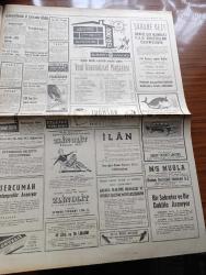 Hürriyet Gazetesi - 8 Mayıs 1960 - Kıbrıs Görüşmeleri Yine Çıkmaza Girdi - Batı Trakya'dan İlticalar  Bir Akın Halinde -  Lale Arabası Rotterdam'da - Nehru 20 Mayıs'ta Türkiye'ye Geliyor - Ankara'da Sokağa Çıkma Yasağı 3 Saate İndi - Fatin Rüştü Zorlu Elçiler İle Görüştü - De Gaulle İngiliz Yıldızı Sabrina'yı Reddetti - 5 Manken Fransa'da -Düşürülen Amerikan U 2  Uçağının Pilotu Sağ Ve Rusların Elinde Esir - İsimsiz Kadın Aşk Ve His Romanı Yazan Theresa Drake Yazı Dizisi - Dedektif Nik'in Maceraları Çizgi Roman - Brigitte Bardot'nun Kocası Çok Kıskanç Çıktı - Kalp Aldanmaz Aşk Ve Macera Romanı Çizen Faruk Geç - Allah Çocukları Unuttu Yazan Oya Baydar Yazı Dizisi - Hürrem Sultan Yazan Feridun Fazıl Tülbentçi Yazı Dizisi - Fenerbahçe Bugün Bursa'da Akınspor İle Karşılaşıyor - Beşiktaş Adapazarı'nda Yıldırımspor'la Oynuyor - Wolverhampton Blackburn'u 3 0 Yenip Federasyon Kupasını Kazandı - Avrupa Halter Şampiyonasında Halter Milli Takımımız Elimine Oldu - Feriköy Avrupa Turnesine Çıkacak
