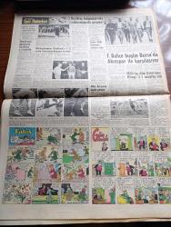Hürriyet Gazetesi - 8 Mayıs 1960 - Kıbrıs Görüşmeleri Yine Çıkmaza Girdi - Batı Trakya'dan İlticalar  Bir Akın Halinde -  Lale Arabası Rotterdam'da - Nehru 20 Mayıs'ta Türkiye'ye Geliyor - Ankara'da Sokağa Çıkma Yasağı 3 Saate İndi - Fatin Rüştü Zorlu Elçiler İle Görüştü - De Gaulle İngiliz Yıldızı Sabrina'yı Reddetti - 5 Manken Fransa'da -Düşürülen Amerikan U 2  Uçağının Pilotu Sağ Ve Rusların Elinde Esir - İsimsiz Kadın Aşk Ve His Romanı Yazan Theresa Drake Yazı Dizisi - Dedektif Nik'in Maceraları Çizgi Roman - Brigitte Bardot'nun Kocası Çok Kıskanç Çıktı - Kalp Aldanmaz Aşk Ve Macera Romanı Çizen Faruk Geç - Allah Çocukları Unuttu Yazan Oya Baydar Yazı Dizisi - Hürrem Sultan Yazan Feridun Fazıl Tülbentçi Yazı Dizisi - Fenerbahçe Bugün Bursa'da Akınspor İle Karşılaşıyor - Beşiktaş Adapazarı'nda Yıldırımspor'la Oynuyor - Wolverhampton Blackburn'u 3 0 Yenip Federasyon Kupasını Kazandı - Avrupa Halter Şampiyonasında Halter Milli Takımımız Elimine Oldu - Feriköy Avrupa Turnesine Çıkacak