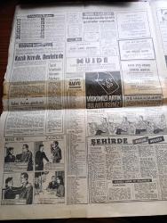 Hürriyet Gazetesi - 10 Aralık 1966 - Erzurum Dumlu Nahiyesinde 247. Piyade Alayı Karargahında Meydana Gelen Yangın Sonunda 65 Er Şehit Oldu - Yangından Ağır Yanıklarla Kurtulan Asker Sayısı 27 -  Yaralı Askerler Erzurum'da Mareşal Fevzi Çakmak Askerî Hastanesi'nde Tedavi Altına Alınmıştır - Yangına Sebep Olan Er Sağ - Al Bayrağa Sarılı 65 Tabut Geçerken Oktay Köse Yazıyor - Kumandan Dahi Bilgeataç Ağlıyor - Polis Katili İrfan Vural Yakalanmadan Suriye'ye Kaçacaktı-  Beyaz Rüya Aşk Ve Macera Romanı Çizen Faruk Geç - Burç Falınız - Unkapanında Turistik Gazinolar Yapılacak -  Vat 69 Viski - Bizimkiler Yazan Kemal Bisalman Çizen Sezgin Burak - Ediz Hun Fatma Girik'i Evire Çevire Dövdü - Türkan Soray'ın Yeni Fiyatı 75.000 Lira - Belgin Doruk Bebek Hazırlığına Başladı - Ferdi Özbeğen Beatles Tipi Müziğe Başladı - Rüçhan Çamay Beğenildi - Güngörmüşler Çizgi Roman - Gökler Hakimi Gordon Çizgi Roman - Fatoş Çizgi Roman - Dedektif Nik'in Maceraları Çizgi Roman - İstanbul'da Sevilen 15 Şarkı