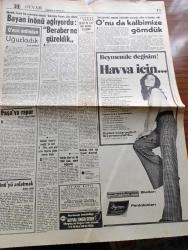 Hürriyet Gazetesi - 29 Aralık 1973 - Tarihte Bir Sayfa Daha Kapandı İsmet İnönü Hayata Veda Etti - Mevhibe İnönü Fatiha Okudu - Paşa Maltepe Camiinin Avlusuna Girerken İçeriden Cemaatle Vaaz Eden Lütfi Doğan'ın Sesi Yükseliyor Hayat Yeni Bir Hayatla Başlar - İsmet İnönü'nün Na'şını Yaşıyan Top Arabasını Harbiyeliler Çekerek Anıtkabir'e Götürdü - Mevhibe İnönü Top Arabasının Önünde Durdu Ve Günaydın Paşam Diyerek Ağladı - Ankara Dün Bir Tarih Yaşadı Fotoğraf-  Doğudan Gelen Mektup - Bayan İnönü Ağlıyordu Beraberinde Ne Güzeldik - İsmet İnönü'nün Cenaze Töreni de Notlar Yazan Behiç Aşçı - Mevhibe Hanım'ın Verdiği La İlahe İllallah Yazılı Yeşil Saten Paşa'nın Göğsü Üzerine Kondu - Taksim Alanının Adı İnönü Alanı Olarak Değiştirildi - İnönü'yü Anlatmak Yazan Oktay Ekşi - Mevlana Cüneyt Gökçer Ve Kerim Afşar - Mevlana Yazan Metin Sosyal Yöneten Atıf Yılmaz - Bizimkiler Çizgi Roman - Yılların Özlemi Yazan Ve Çizen Faruk Geç - Fatoş Çizgi Roman - Güngörmüşler Çizgi Roman - Burç Falınız