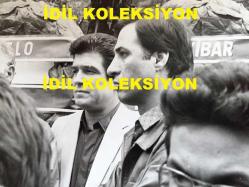 KEMAL SUNAL ve İZZET GÜNAY'IN ORİJİNAL FOTOĞRAFI - 18 x 12 cm EBADINDA - ZEYNEP TALU'NUN CENAZE TÖRENİNDE KEMAL SUNAL ve İZZET GÜNAY'IN YAN YANA DURDUKLARI ANLARDA ÇEKİLMİŞ ÇOK ÖZEL BİR KARE, YEŞİLÇAM'IN İKİ EFSANE OYUNCUSU İLK KEZ AYNI KAREDE - 31 MAYIS 1983