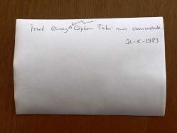 KEMAL SUNAL ve İZZET GÜNAY'IN ORİJİNAL FOTOĞRAFI - 18 x 12 cm EBADINDA - ZEYNEP TALU'NUN CENAZE TÖRENİNDE KEMAL SUNAL ve İZZET GÜNAY'IN YAN YANA DURDUKLARI ANLARDA ÇEKİLMİŞ ÇOK ÖZEL BİR KARE, YEŞİLÇAM'IN İKİ EFSANE OYUNCUSU İLK KEZ AYNI KAREDE - 31 MAYIS 1983