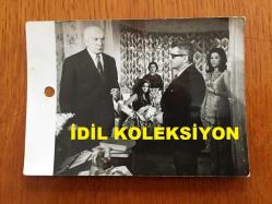 BİR YEŞİLÇAM FİLMİNDE ÇEKİLMİŞ ORİJİNAL FOTOĞRAF - 10 x 7 cm EBADINDA - ATIF KAPTAN, ARZU OKAY ve ŞÜKRİYE ATAV AYNI KAREDE