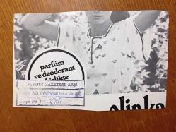 MODERN FOLK ÜÇLÜSÜ'NÜN DERGİDEN KESİLME FOTOĞRAFI - 16 x 10 cm EBADINDA - AHMET KURTARAN, DOĞAN CANKU, SELAMİ KARAİBRAHİMGİL TAKIM ELBİSELERİYLE YAN YANA POZ VERİRKEN ÇEKİLMİŞ BİR KARE