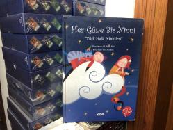 HER GÜNE BİR NİNNİ / TÜRK HALK NİNNİLERİ - CD'DEKİ NİNNİLERİ SESLENDİREN: NURAN DUYGULU (CD EKLİ)