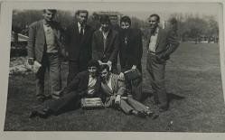 Takım elbiselerini giyip ellerinde çanta ve defter ile poz veren bir grup genç erkek fotoğrafı.ORJİNAL SİYAH & BEYAZ 8x3cm EBADINDA - 1940'LAR, 1950'LER, 1960'LAR ve 1970'LER