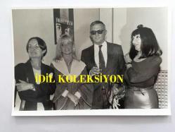 GÖNÜL YAZAR'IN ORİJİNAL FOTOĞRAFI - 17 x 12 cm EBADINDA - GÖNÜL YAZAR, ATİLLA DORSAY ve GÜLRİZ SURURİ SİNEMADA AYNI KAREDE