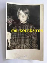 FİLİZ AKIN'IN OĞLU İLKER İNANOĞLU'NUN ORİJİNAL FOTOĞRAFI - 18 x 12 cm EBADINDA - İLKER İNANOĞLU (YUMURCAK) ÇİZGİLİ GÖMLEĞİYLE