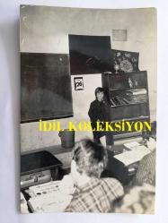 FİLİZ AKIN'IN OĞLU İLKER İNANOĞLU'NUN ORİJİNAL FOTOĞRAFI - 16 x 11 cm EBADINDA - İLKER İNANOĞLU (YUMURCAK) ÇİZGİLİ GÖMLEĞİYLE OKULDA SINIFINDA POZ VERİRKEN