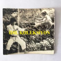 FİLİZ AKIN'IN OĞLU İLKER İNANOĞLU'NUN ORİJİNAL FOTOĞRAFI - 10 x 9 cm EBADINDA - İLKER İNANOĞLU (YUMURCAK) KARATE SIRASINDA UÇAN TEKME ATARKEN ÇEKİLMİŞ BİR KARE