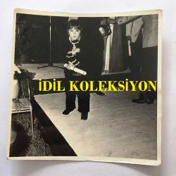 FİLİZ AKIN'IN OĞLU İLKER İNANOĞLU'NUN ORİJİNAL 3'LÜ FOTOĞRAF SETİ - 12,5 x 11 cm EBADINDA - İLKER İNANOĞLU (YUMURCAK) BİR ETKİNLİKTEN ÇEKİLMİŞ 3 FARKLI KARE, NECDET TOSUN İLE