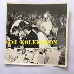 FİLİZ AKIN'IN OĞLU İLKER İNANOĞLU'NUN ORİJİNAL 3'LÜ FOTOĞRAF SETİ - 12,5 x 11 cm EBADINDA - İLKER İNANOĞLU (YUMURCAK) BİR ETKİNLİKTEN ÇEKİLMİŞ 3 FARKLI KARE, NECDET TOSUN İLE