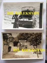 FİLİZ AKIN'IN OĞLU İLKER İNANOĞLU'NUN ORİJİNAL 2'Lİ FOTOĞRAF SETİ - 18 x 12 cm EBADINDA - İLKER İNANOĞLU (YUMURCAK) DENİZ KENARINDA ADINI TAŞIYAN TEKNE İLE ve YUMURCAK SİNEMASININ DIŞTAN BİR GÖRÜNÜMÜ