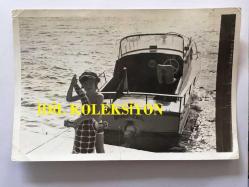 FİLİZ AKIN'IN OĞLU İLKER İNANOĞLU'NUN ORİJİNAL 2'Lİ FOTOĞRAF SETİ - 18 x 12 cm EBADINDA - İLKER İNANOĞLU (YUMURCAK) DENİZ KENARINDA ADINI TAŞIYAN TEKNE İLE ve YUMURCAK SİNEMASININ DIŞTAN BİR GÖRÜNÜMÜ