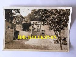 FİLİZ AKIN'IN OĞLU İLKER İNANOĞLU'NUN ORİJİNAL 2'Lİ FOTOĞRAF SETİ - 18 x 12 cm EBADINDA - İLKER İNANOĞLU (YUMURCAK) DENİZ KENARINDA ADINI TAŞIYAN TEKNE İLE ve YUMURCAK SİNEMASININ DIŞTAN BİR GÖRÜNÜMÜ