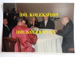 FİLİZ AKIN'IN ORİJİNAL 2'Lİ FOTOĞRAF SETİ - 18 x 12 cm EBADINDA - FİLİZ AKIN'IN SÖNMEZ KÖKSAL İLE NİKAHLARI KIYILIRKEN ÇEKİLMİŞ 2 FARKLI KARE, NİKAH ŞAHİTLERİ SÜLEYMAN DEMİREL ve HÜSAMETTİN CİNDORUK, 14 MAYIS 1994