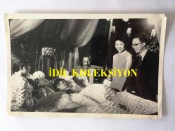 FİLİZ AKIN'IN OĞLU İLKER İNANOĞLU'NUN ORİJİNAL FOTOĞRAFI - 18 x 12 cm EBADINDA - İLKER İNANOĞLU (YUMURCAK) SÜNNET SONRASINDA YATAĞINDA YATARKEN ZİYARETE GELEN JAPON KONUKLARLA ÇEKİLMİŞ BİR KARE