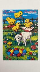 HEDİYE KARTPOSTALI - 15 x 10 cm EBADINDA - ARKASI YAZILI - YEŞİLLİKLERİN ARASINDA RENKLİ PASKALYA YUMURTALARIYLA TATLI KUZU VE MİNİK CİVCİVLER