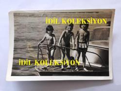 FİLİZ AKIN'IN OĞLU İLKER İNANOĞLU'NUN ORİJİNAL FOTOĞRAFI - 18 x 12 cm EBADINDA - İLKER İNANOĞLU, SEZER İNANOĞLU ve ARZU İNANOĞLU DENİZDE YÜZÜP TEKNE ÜZERİNE ÇIKARLARKEN ÇEKİLMİŞ ÇOK GÜZEL BİR KARE