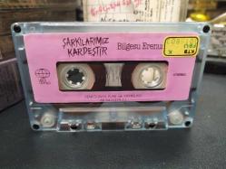 BİLGESU ERENUS - ŞARKILARIMIZ KARDEŞTİR - ŞARKILARIYLA HALKLAR 1 - KASET [1988 Yeni Dünya Plak - kağıt baskı - sarı bandrol]