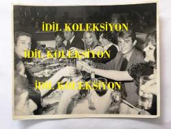 YEŞİLÇAM YILDIZLARININ YEMEK MASASINDA BULUŞTUKLARI ORİJİNAL FOTOĞRAF - 19 x 15 cm EBADINDA - SADRİ ALIŞIK, İZZET GÜNAY, FİLİZ AKIN ve SEVDA FERDAĞ'IN YEMEK MASASINDA KUTLAMA YAPARKEN KADEHLERİNİ TOKUŞTURDUKLARI ANLARDAN ÇOK ÖZEL BİR KARE