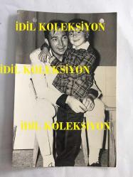 FİLİZ AKIN'IN OĞLU İLKER İNANOĞLU'NUN ORİJİNAL FOTOĞRAFI - 18 x 12 cm EBADINDA - İLKER İNANOĞLU OKULA BAŞLADIĞI GÜN BABASI TÜRKER İNANOĞLU'NA SARILIP GÜLÜMSERKEN ÇEKİLMİŞ ÇOK GÜZEL BİR HATIRA FOTOĞRAFI