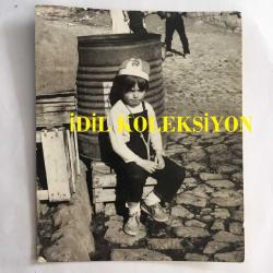 FİLİZ AKIN'IN OĞLU İLKER İNANOĞLU'NUN ORİJİNAL FOTOĞRAFI - 14 x 11,5 cm EBADINDA - İLKER İNANOĞLU (YUMURCAK) BİR VARİLİN ÖNÜNDE OTURUP DÜŞÜNÜRKEN ÇEKİLMİŞ BİR KARE, 3 OCAK 1974