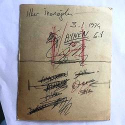 FİLİZ AKIN'IN OĞLU İLKER İNANOĞLU'NUN ORİJİNAL FOTOĞRAFI - 14 x 11,5 cm EBADINDA - İLKER İNANOĞLU (YUMURCAK) BİR VARİLİN ÖNÜNDE OTURUP DÜŞÜNÜRKEN ÇEKİLMİŞ BİR KARE, 3 OCAK 1974