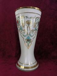 RETRO EL İŞİ İMZALI LALELER VE KARANFİLLER RESİMLİ ALTIN YALDIZ DEKORLU BEYAZ OPAL CAM VAZO