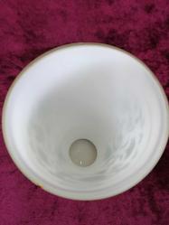 RETRO EL İŞİ İMZALI LALELER VE KARANFİLLER RESİMLİ ALTIN YALDIZ DEKORLU BEYAZ OPAL CAM VAZO