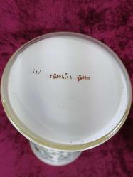 RETRO EL İŞİ İMZALI LALELER VE KARANFİLLER RESİMLİ ALTIN YALDIZ DEKORLU BEYAZ OPAL CAM VAZO