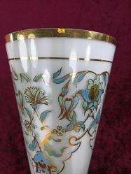 RETRO EL İŞİ İMZALI LALELER VE KARANFİLLER RESİMLİ ALTIN YALDIZ DEKORLU BEYAZ OPAL CAM VAZO