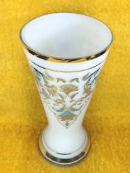 RETRO EL İŞİ İMZALI LALELER VE KARANFİLLER RESİMLİ ALTIN YALDIZ DEKORLU BEYAZ OPAL CAM VAZO