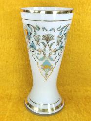 RETRO EL İŞİ İMZALI LALELER VE KARANFİLLER RESİMLİ ALTIN YALDIZ DEKORLU BEYAZ OPAL CAM VAZO