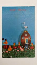HEDİYE KARTPOSTALI - 15 x 10 cm EBADINDA - ARKASI YAZILI - YEŞİLLİKLER ARASINDA PASKALYA YUMURTALARI,TATLI CİVCİVLER VE YUMURTA ŞEKLİNDEKİ EVİN ÜSTÜNDE BEYAZ LEYLEK