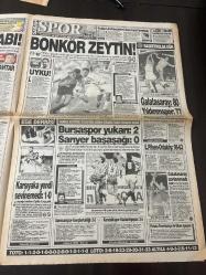 SABAH SPOR GAZETESİ -18 EKİM 1993-fener hız kesti-Trabzonspor-hüsnü Çil-İskender günen-Novak Bursa’da forma giyecek-Doğan kılıç-Trabzonspor-dikte sekizinci hafta-fenerli bülent ödül aldı-o gün altıparmak-Miço ile Hamdi fena kapıştılar-fenerliler 20 milyon kaybetti-Murat deveci-Bahri Atalay-Samsunspor Gençlerbirliği maçı-Karabükspor Gaziantepspor maçı- pota‘da Fenerbahçe’yle Ülker oynuyor-Efes pilsen Ortaköy maçı-Bursaspor-futbol antrenörleri semineri başladı-Düzce İnegöl-Tekirdağ Tire Silivri Küçükçekmece-Edirne Kasımpaşa-at yarışı sonuçları-Türkiye ikinci ligleri puan cetveli-Türkiye üçüncü ligleri puan cetveli-Gaziosmanpaşa-Galatasaray- saim Ertürk-Kocaeli-Süleyman Rodop-Ajax-Beşiktaş-Ankaragücü-