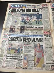 SABAH SPOR GAZETESİ- 3 KASIM 1993- Trabzon-kupa galipleri-İnönü Stadı-can bartu-Beşiktaş-Aydın Bayram-Ajax-5.000.001 bilet-Beşiktaş Ajax maçı-Recep Şeker-Hollandalı maç bedava-Vedat okyar-Fenerbahçe-Osieck-Aykut akıcı-Murat deveci-Ogün altıparmak-Coşkun Özarı-muhteşem tofaş-Fener’in Leuven rövanş-Sedat Çamdelen-Bahri Atalay-Bursaspor-Adana Kocaeli maçı-Trabzonspor caglıarı maçı-Vedat kol-İngiliz İngiliz’in eline yine koz verdik-Galatasaray Manchester United maçı-Turgay Şeren-Süleyman Rodop-Galatasaray’ın Avrupa karnesi-Başbakan Çiller‘de maçta-