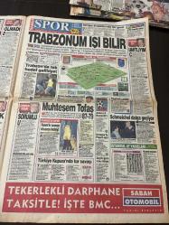 SABAH SPOR GAZETESİ- 3 KASIM 1993- Trabzon-kupa galipleri-İnönü Stadı-can bartu-Beşiktaş-Aydın Bayram-Ajax-5.000.001 bilet-Beşiktaş Ajax maçı-Recep Şeker-Hollandalı maç bedava-Vedat okyar-Fenerbahçe-Osieck-Aykut akıcı-Murat deveci-Ogün altıparmak-Coşkun Özarı-muhteşem tofaş-Fener’in Leuven rövanş-Sedat Çamdelen-Bahri Atalay-Bursaspor-Adana Kocaeli maçı-Trabzonspor caglıarı maçı-Vedat kol-İngiliz İngiliz’in eline yine koz verdik-Galatasaray Manchester United maçı-Turgay Şeren-Süleyman Rodop-Galatasaray’ın Avrupa karnesi-Başbakan Çiller‘de maçta-