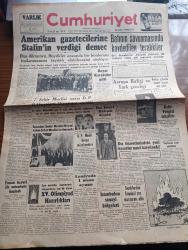 Cumhuriyet Gazetesi - 2 Nisan 1952 - Amerikan Gazetecilerine Stalin'in Verdiği Demeç - Celal Bayar Karabük'e Gitti - 15. Olimpiyat Hazırlıkları - Batı'nın Savunmasında Kaydedilen Terakkiler -  Avrupa Birliği Ve Türk Gençliği - Londra'da 1 Nisan Oyunu - 7 Şehir Meclisi Azası Demokrat Parti'nin İl Haysiyet Divanına Verildi - Bir Beyaz Gömleklinin Dramı Yazan Doktor Burhan Öncel Yazı Dizisi - Panaroma Yazan Yakup Kadri Karaosmanoğlu Yazı Dizisi - Burhan Felek Köşe Yazısı - Fransa Olimpiyatlara Kimlerle Gidiyor - Borsa - Kibar Düşkünleri Yazan Maurice Dekobra Yazı Dizisi - Kahramanlar Kalesi Alkazar Sinemasında - Almanya'da Amerikalıların İzni İle Muazzam Bir Casusluk Şebekesi Vücuda Getirildi - Truman'ın Beyaz Sarayı Tamir Edildi - 1951 1952 Yunus Nadi Mükafatı En Güzel Şiir - Server Buzdolabı Gaz Yağı İle İşler - Nestle Chocolat - Gillette Traş Bıçağı - Ali Muhiddin Hacı Bekir - Pan Amerikan - Staalman İsveç Tencereleri - Miller Lastikleri - Cossor Radyoları - Sulfaderme Yanık Kremi