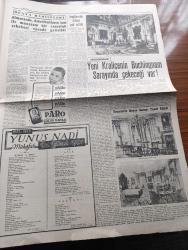 Cumhuriyet Gazetesi - 2 Nisan 1952 - Amerikan Gazetecilerine Stalin'in Verdiği Demeç - Celal Bayar Karabük'e Gitti - 15. Olimpiyat Hazırlıkları - Batı'nın Savunmasında Kaydedilen Terakkiler -  Avrupa Birliği Ve Türk Gençliği - Londra'da 1 Nisan Oyunu - 7 Şehir Meclisi Azası Demokrat Parti'nin İl Haysiyet Divanına Verildi - Bir Beyaz Gömleklinin Dramı Yazan Doktor Burhan Öncel Yazı Dizisi - Panaroma Yazan Yakup Kadri Karaosmanoğlu Yazı Dizisi - Burhan Felek Köşe Yazısı - Fransa Olimpiyatlara Kimlerle Gidiyor - Borsa - Kibar Düşkünleri Yazan Maurice Dekobra Yazı Dizisi - Kahramanlar Kalesi Alkazar Sinemasında - Almanya'da Amerikalıların İzni İle Muazzam Bir Casusluk Şebekesi Vücuda Getirildi - Truman'ın Beyaz Sarayı Tamir Edildi - 1951 1952 Yunus Nadi Mükafatı En Güzel Şiir - Server Buzdolabı Gaz Yağı İle İşler - Nestle Chocolat - Gillette Traş Bıçağı - Ali Muhiddin Hacı Bekir - Pan Amerikan - Staalman İsveç Tencereleri - Miller Lastikleri - Cossor Radyoları - Sulfaderme Yanık Kremi