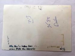 FİLİZ AKIN'IN AİLESİNİN TIPKI BASIM FOTOĞRAFI - 18 x 11 cm EBADINDA - FİLİZ AKIN'IN BABASI SAMİ AKIN ve ANNESİ MELİHA AKIN AİLECE OTOMOBİLİN ÖNÜNDE POZ VERİRLERKEN ÇEKİLMİŞ BİR KARE